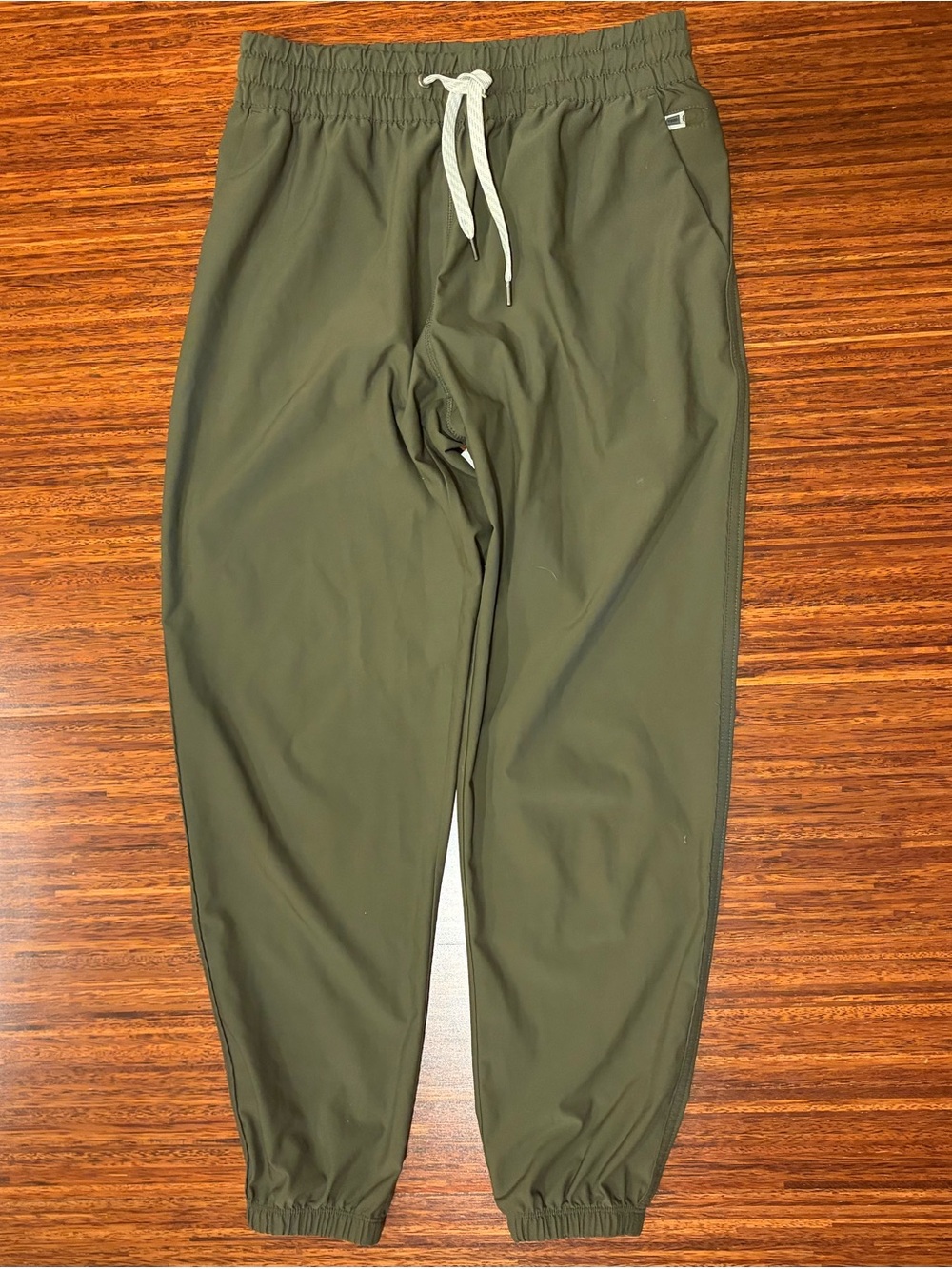 Vuori Weekend Lightweight Woven Joggers Army Green Size Small athleisure travel
